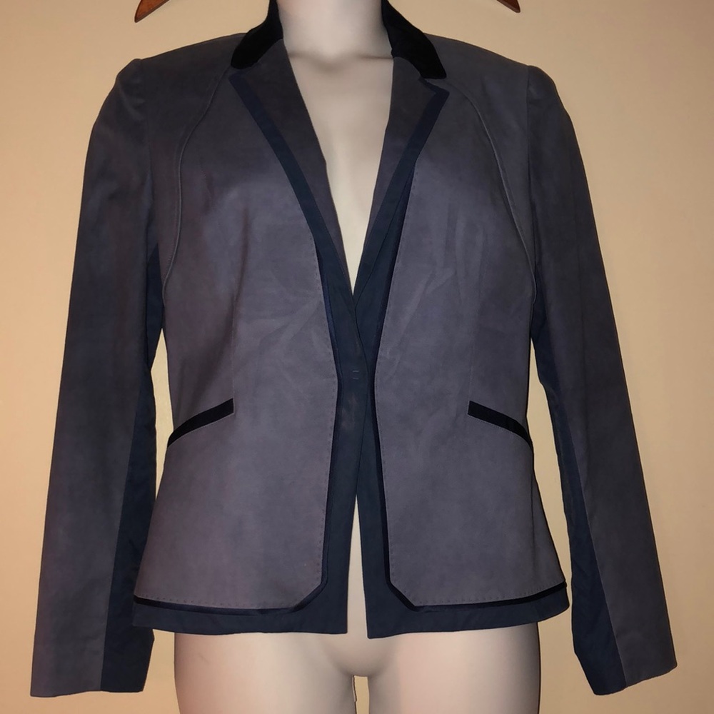 Smart constructed Tahiti blazer.